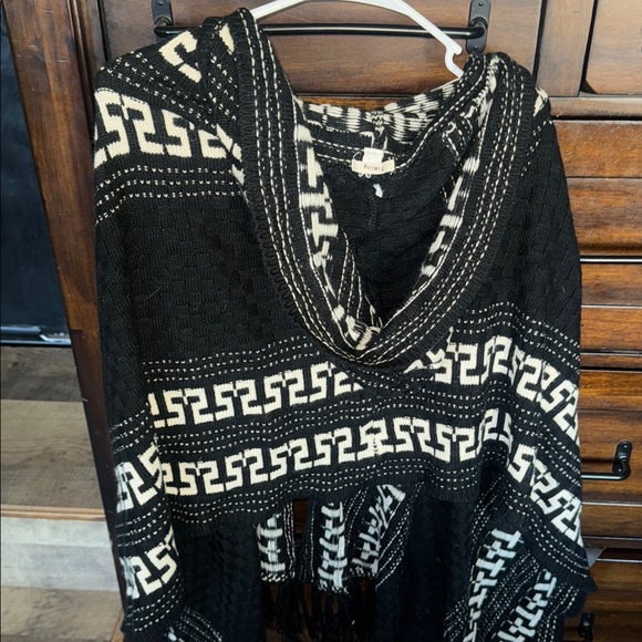 Chic Black & White Geometric Hooded Poncho (Size S/M) - Picture 6 of 9